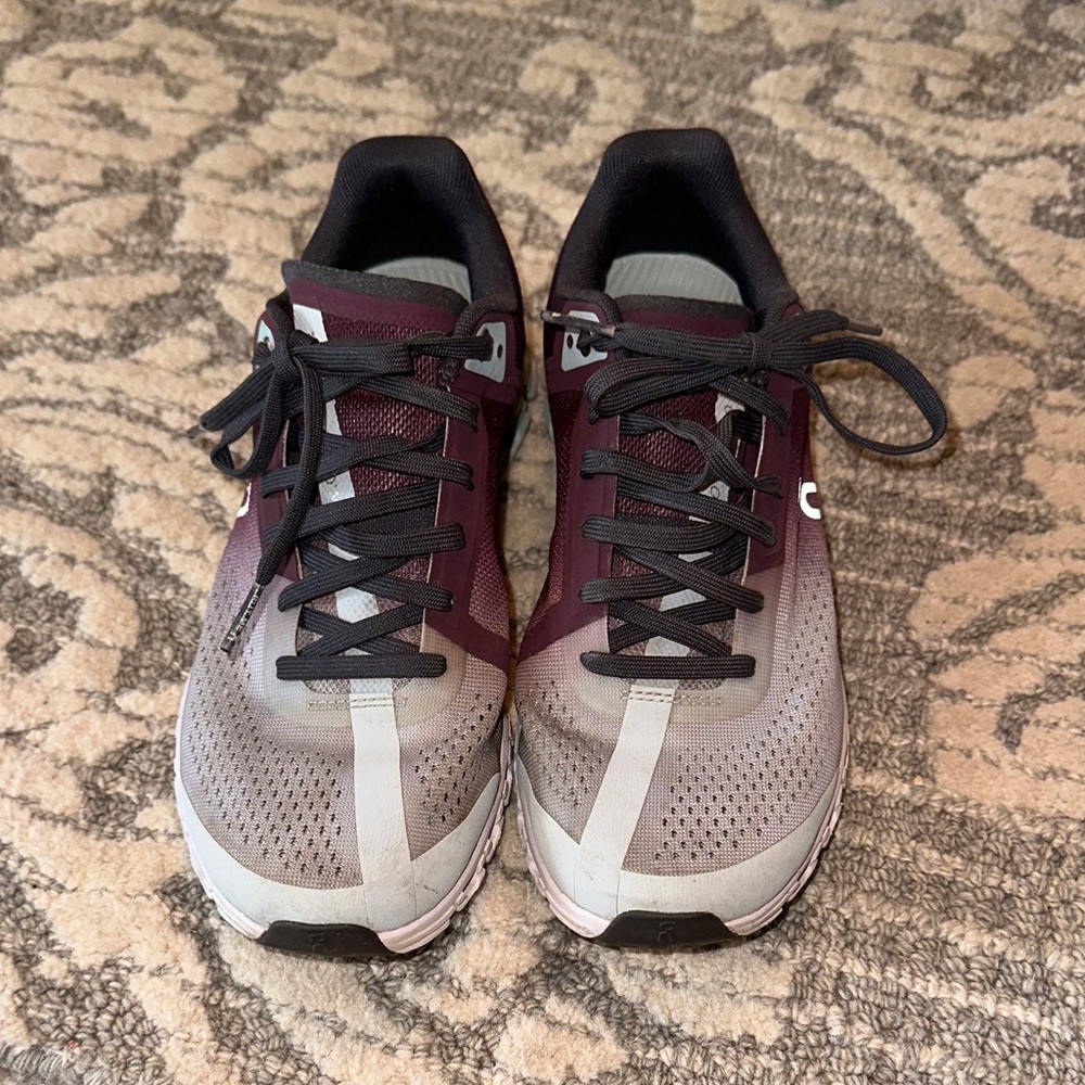 ON women’s sneaker size 8